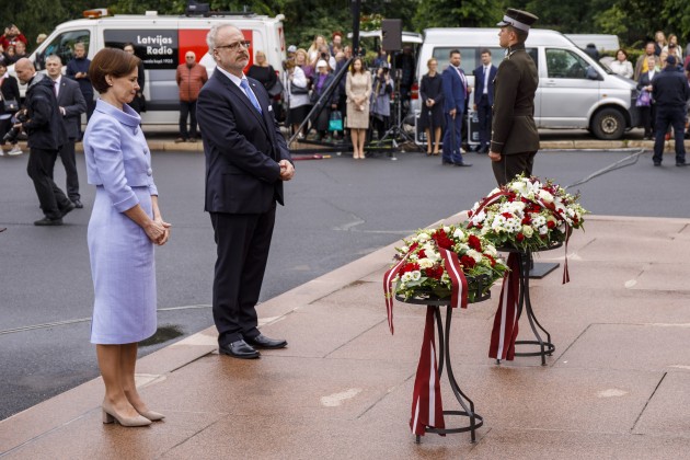 Valsts prezidenta Egila levita uzruna un svinīgā ziedu nolikšanas ceremonija pie Brīvības pieminekļa - 42