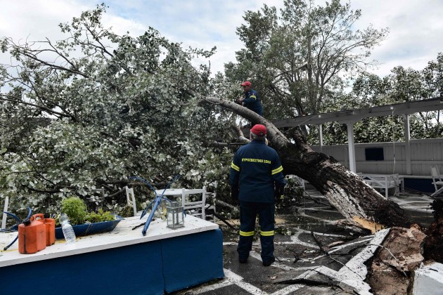 Grieķijas piekrastē pēkšņā īsā vētrā iet bojā seši tūristi - 11