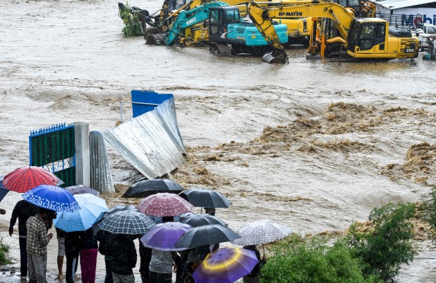 Plūdos un zemes nogruvumos Nepālā bojā gājuši 43 cilvēki - 2