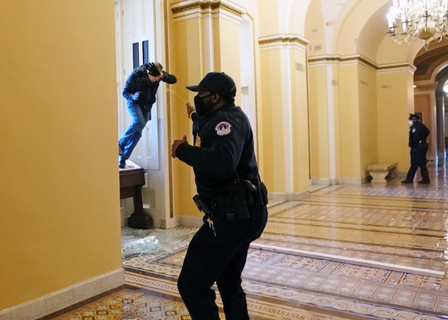 Demonstranti ielauzušies ASV Kapitolija ēkā  - 14