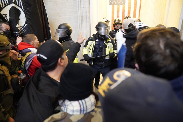 Demonstranti ielauzušies ASV Kapitolija ēkā  - 24