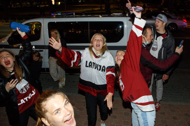 Latvijas hokeja izlase pateicas līdzjutējiem - 5