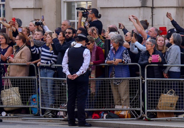 Londonā cilvēki vēro Elizabetes II zārka pārvešanu uz Vestminsteras zāli - 19