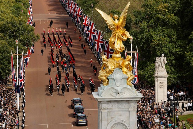 Londonā cilvēki vēro Elizabetes II zārka pārvešanu uz Vestminsteras zāli - 20