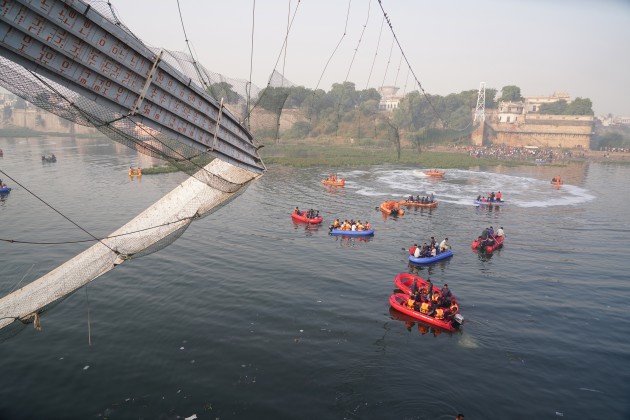 Indijā sabrūk tilts - 2