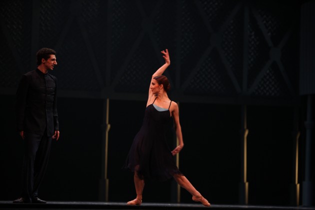 Skats no mūsdienu dejas izrādes ‘Tango Plus. Ceļojumi’ ar Astora Pjacollas un dažādu tautu mūziku