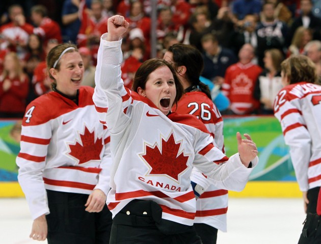 Kanādas hokejistes svin uzvaru - 16