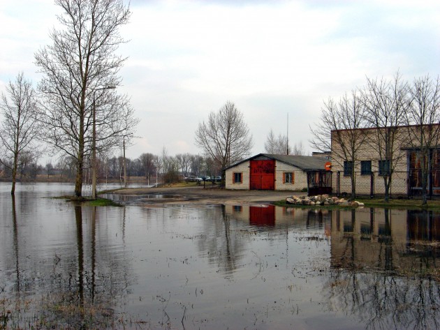 затопленная дорога к Гривской тюрьме