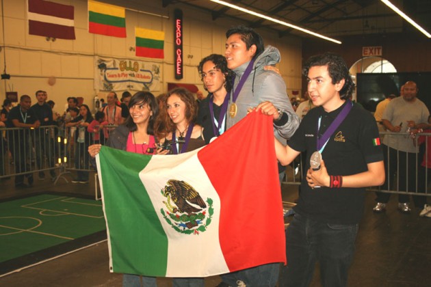 Apbalvošanas ceremonija RoboGames 2010. Viena no Meksikas komandām.