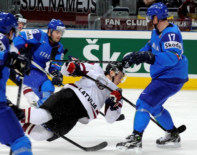 Latvijas hokeja izlase pieveic Itāliju - 19