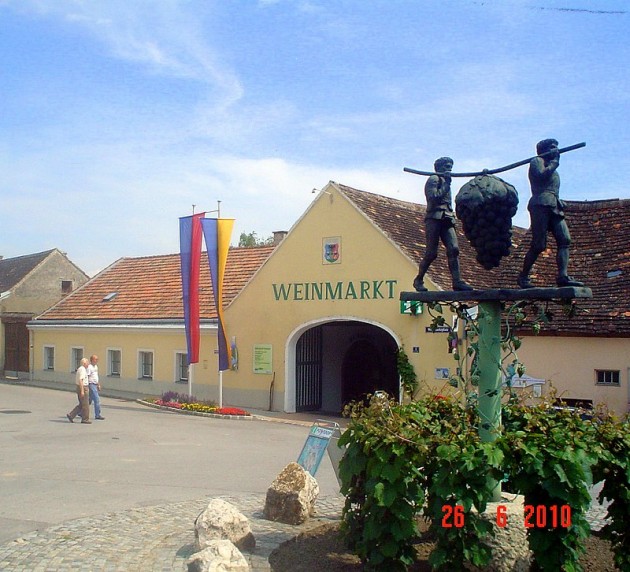 Памятник виноградарям. Пойсдорф, Австрия.
