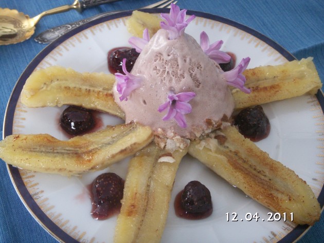 Десерт: жареные бананы с вареньем и мороженым 