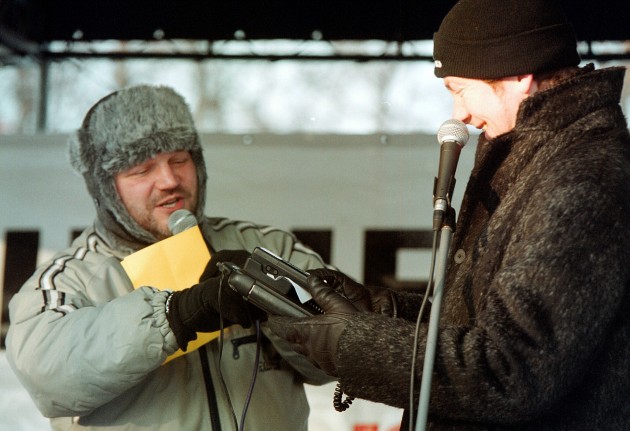 Fredis un Ufo vada mobilo telefonu mešanas sacensības 2003. gadā.