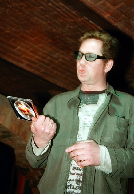 Mūziķis Andris Freidenfelds ar disku "Labvēlīgā tipa" diska "Tipa dejas" prezentācijā 2003. gadā.