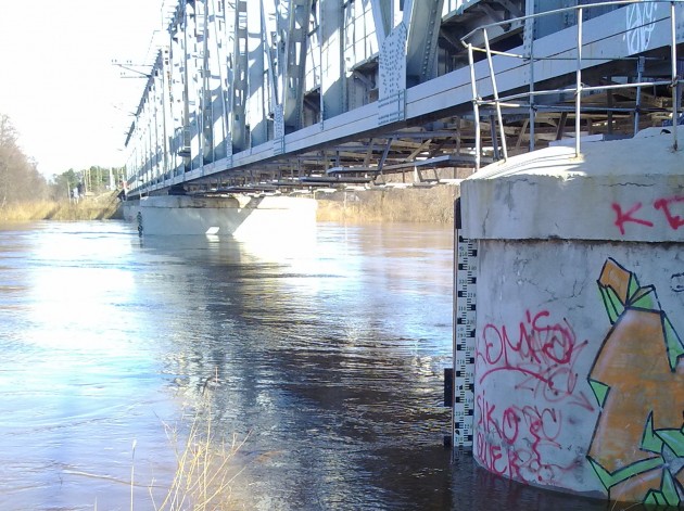 Dzelceļa tilts pār Gauju.Plkst.11:22 . Ūdens līmenis 205 cm.
