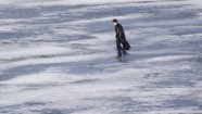 Vīrietis uz ledus Daugavā