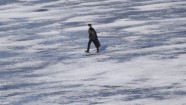 Vīrietis uz ledus Daugavā