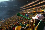 Mazās vuvuzelas traucē lielo futbolu