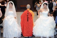 Divas īgavas Taivānā salaulājas budistu ceremonijā - 2
