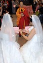 Divas īgavas Taivānā salaulājas budistu ceremonijā - 5