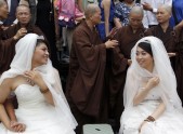 Divas īgavas Taivānā salaulājas budistu ceremonijā - 7