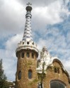 Modernisma arhitektūras simbola Gaudi parka torņu smailes.