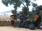 Un te jau arī spāņu karstasinīgie mūziķi ceļotājus sagaida! 