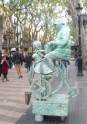 Atrakcijas uz La Ramblas, pasaulslavenās gājēju ielas. "Pavisam dzīvs" karavīrs ar skeletu meiteni - dejotāju.  