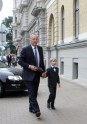 Prezidents Bērziņš pavada dēlu Kristapu Andri pirmajā skolas dienā - 7