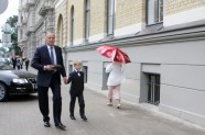 Prezidents Bērziņš pavada dēlu Kristapu Andri pirmajā skolas dienā - 8