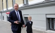 Prezidents Bērziņš pavada dēlu Kristapu Andri pirmajā skolas dienā - 9