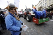 Eiropas piensaimnieki izlej pienu pie ES mītnes Briselē - 18