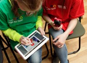 Bērni rada digitālu muzeja gidu