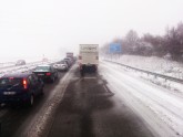 Sniegs rada haosu arī uz autoceļiem Vācijā