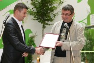 Z.Vikis_sniedz akreditacijas diplomu LVM parstavim