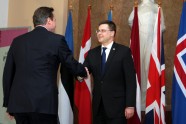 Dombrovskis tiekas ar Deividu Kameronu - 3