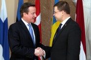 Dombrovskis tiekas ar Deividu Kameronu - 5