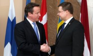 Dombrovskis tiekas ar Deividu Kameronu - 8