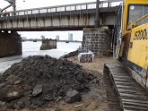 Rīgā zem Dzelzceļa tilta atrod bīstamu Pirmā pasaules kara lādiņu - 2