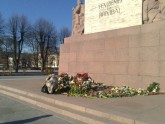 16 марта - цветы и фото и памятника Свободы