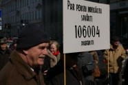 Pensionāri Saeimā iesniedz 106 000 parakstu par pensiju indeksāciju - 24