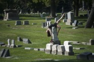 Dancers-Among-Us-in-Chicago-at_Graceland-Cemetery-Chloe-Crade