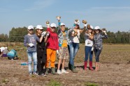 5.klases skolēni no Rīgas zemnieku saimniecībā  mācās rakt kartupeļus un novāc burkānus - 2