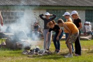 5.klases skolēni no Rīgas zemnieku saimniecībā  mācās rakt kartupeļus un novāc burkānus - 11