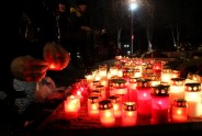 Latvijā piemin Maxima traģēdijas upurus - 40