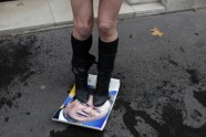 "Femen" aktīvistes pie Ukrainas vēstniecības Parīzē apčurā Janukoviča attēlus - 1