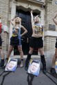 "Femen" aktīvistes pie Ukrainas vēstniecības Parīzē apčurā Janukoviča attēlus - 2