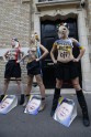 "Femen" aktīvistes pie Ukrainas vēstniecības Parīzē apčurā Janukoviča attēlus - 4