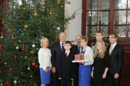 Valsts prezidents ar ģimenēm iededz Ziemassvētku egli - 25