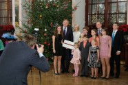 Valsts prezidents ar ģimenēm iededz Ziemassvētku egli - 26